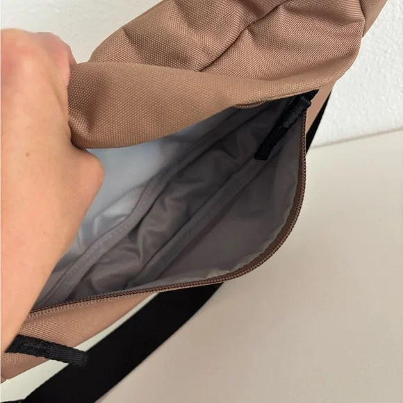 Everlane Renew Transit Fanny Pack crossbody in tan - Picture 7 of 9